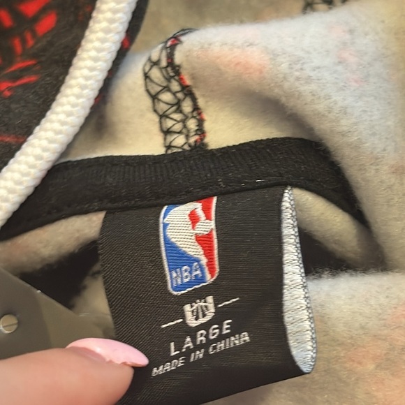 NWT Men’s NBA Sweatshirt Black and Red Size Large - Picture 4 of 5